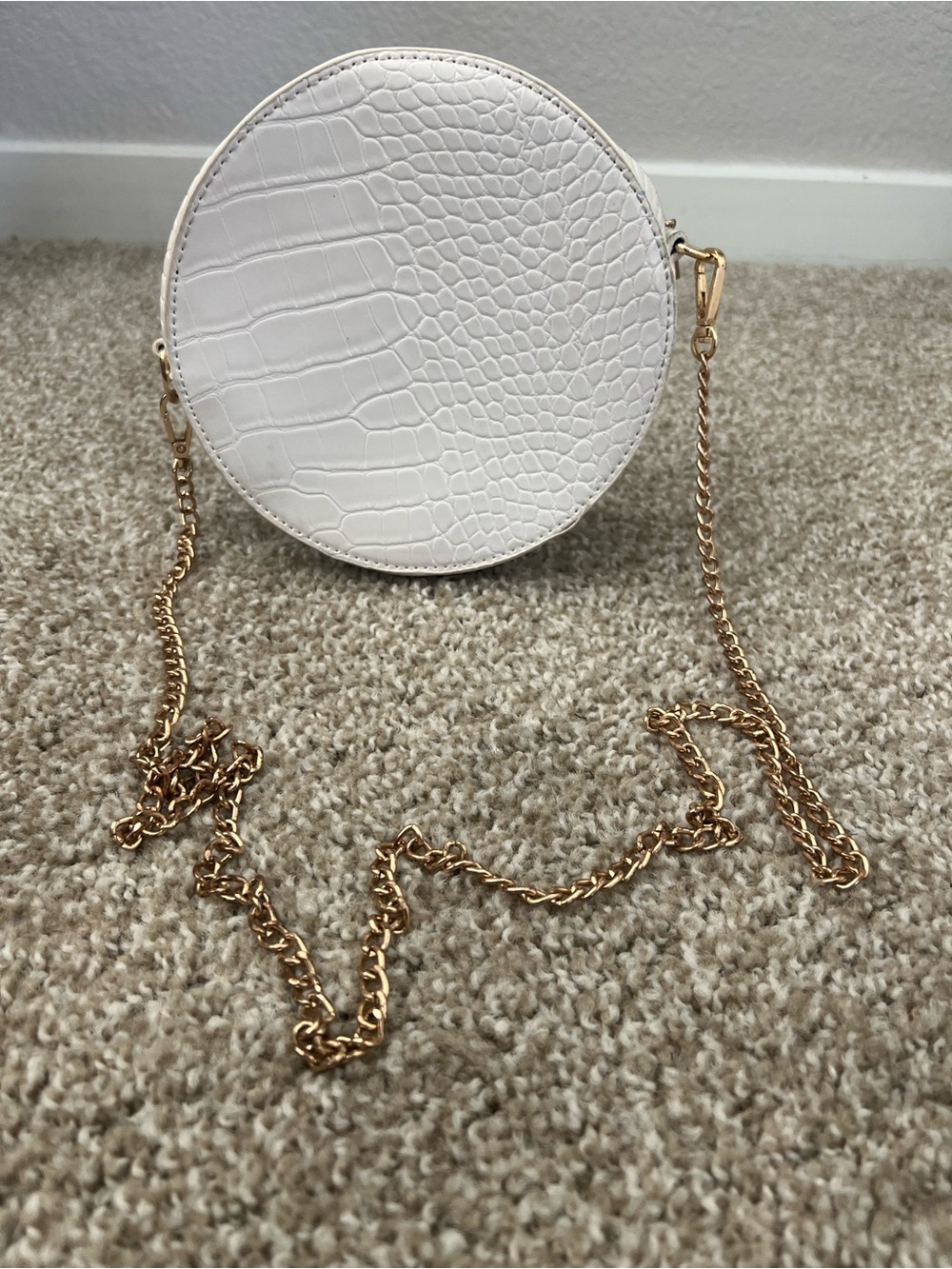 White Croc Embossed Round Crossbody Bag Gold Chain Chainy